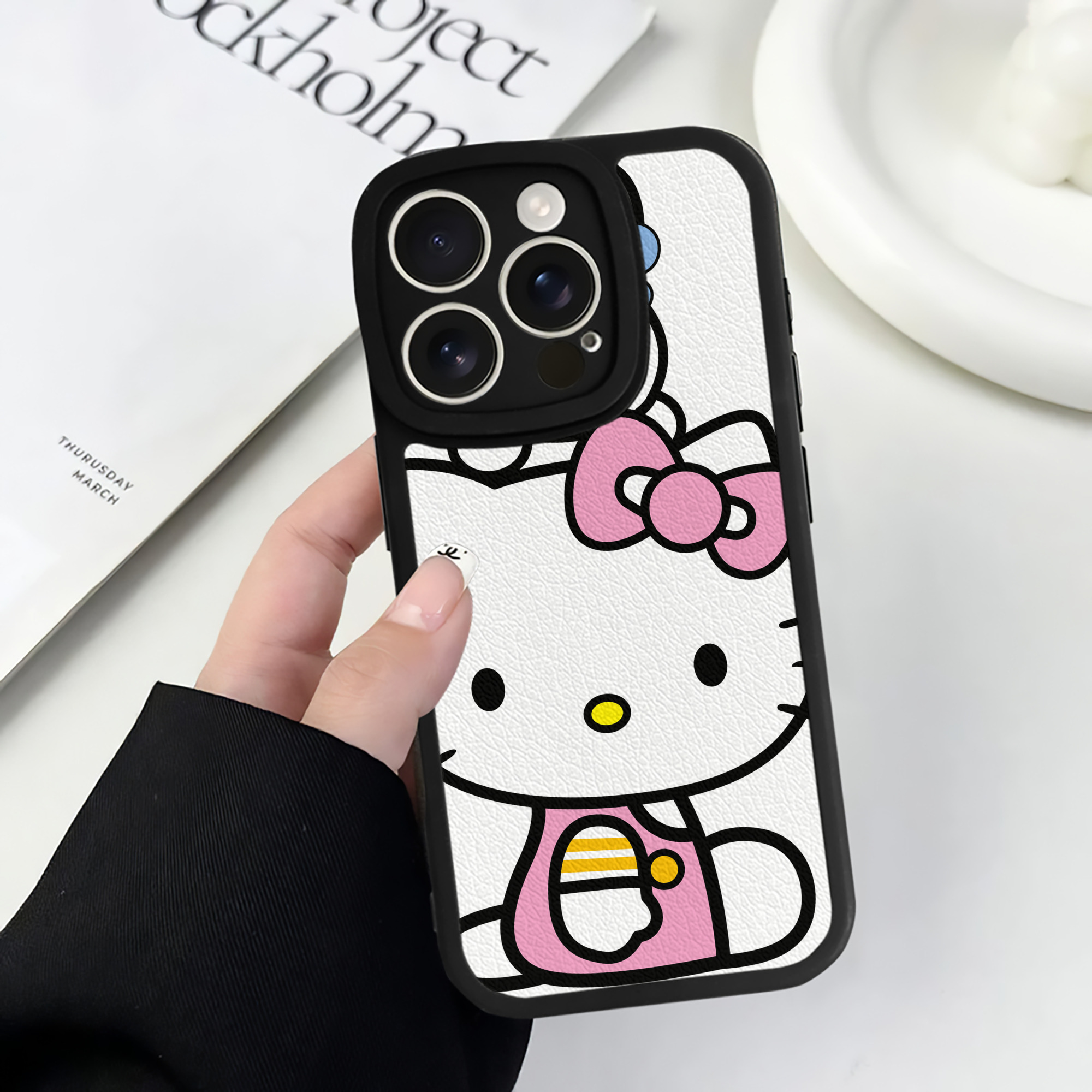 （画像用） Hello Kitty ハローキティ 【iPhone 16シリーズ対応】シリコンスマホケース（レザー調） 材質：シリコン